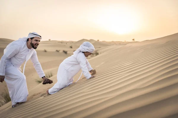 Šťastná Rodina Hraje Poušti Dubaj Hravé Otce Jeho Syna Bavit — Stock fotografie