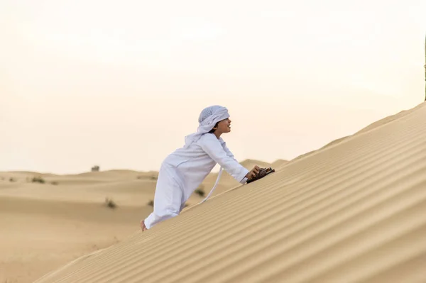 Criança Feliz Brincando Deserto Dubai — Fotografia de Stock