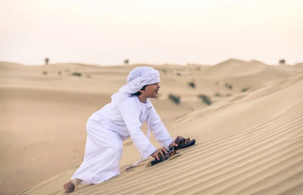 Ευτυχισμένο Παιδί Που Παίζει Στην Έρημο Του Ντουμπάι — Φωτογραφία Αρχείου