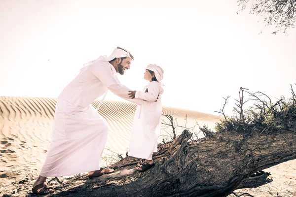 快乐的家庭玩在迪拜的沙漠 嬉戏的父亲和他的儿子在户外乐趣 — 图库照片