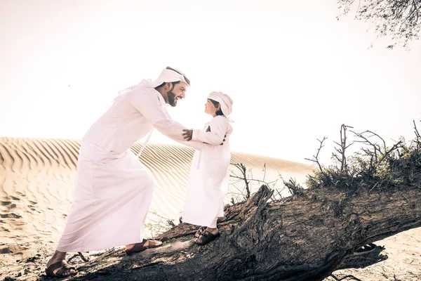 Familia Feliz Jugando Desierto Dubai Padre Juguetón Hijo Divirtiéndose Aire — Foto de Stock