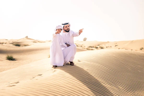 Família Feliz Brincando Deserto Dubai Pai Brincalhão Seu Filho Divertindo — Fotografia de Stock