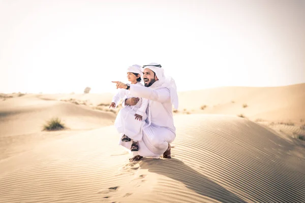 遊び心のある父と息子が屋外の楽しい時を過す ドバイの砂漠で遊ぶ幸せな家族 — ストック写真