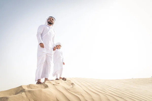 Boldog Család Dubai Desert Játék Játékos Apa Fia Szabadban Szórakozik — Stock Fotó