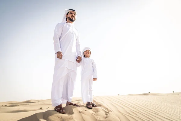 Spelen Woestijn Van Dubai Speelse Vader Zijn Zoon Buiten Plezier — Stockfoto