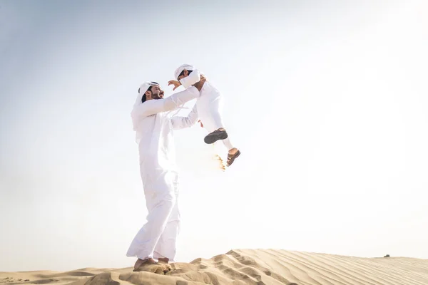 Familia Feliz Jugando Desierto Dubai Padre Juguetón Hijo Divirtiéndose Aire — Foto de Stock