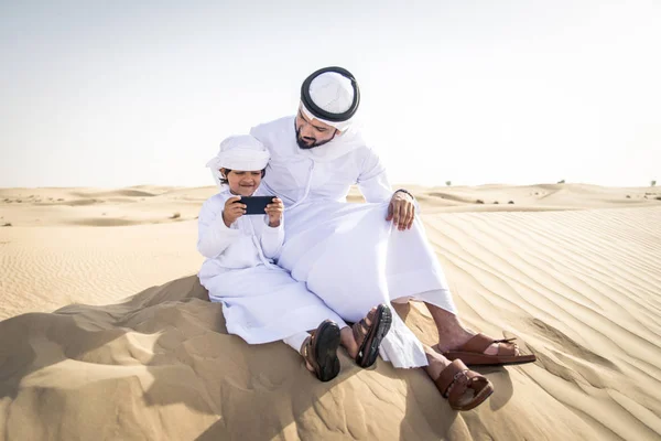 Szczęśliwa Rodzina Grając Pustyni Dubaju Figlarny Ojca Jego Syna Zabawy — Zdjęcie stockowe