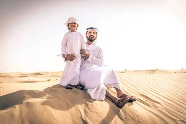 Famiglia Felice Che Gioca Nel Deserto Dubai Padre Giocoso Suo — Foto Stock