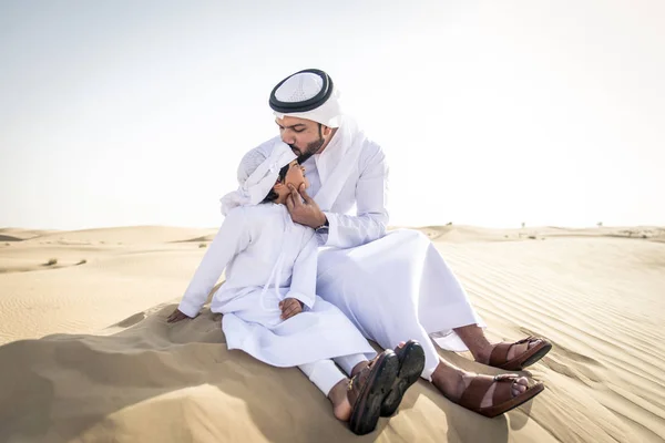 Família Feliz Brincando Deserto Dubai Pai Brincalhão Seu Filho Divertindo — Fotografia de Stock