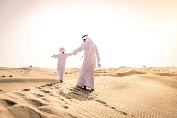 Familia Feliz Jugando Desierto Dubai Padre Juguetón Hijo Divirtiéndose Aire — Foto de Stock