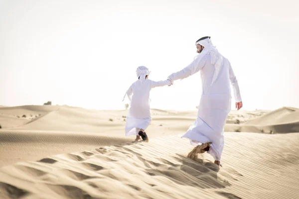 Famille Heureuse Jouant Dans Désert Dubaï Père Ludique Son Fils — Photo