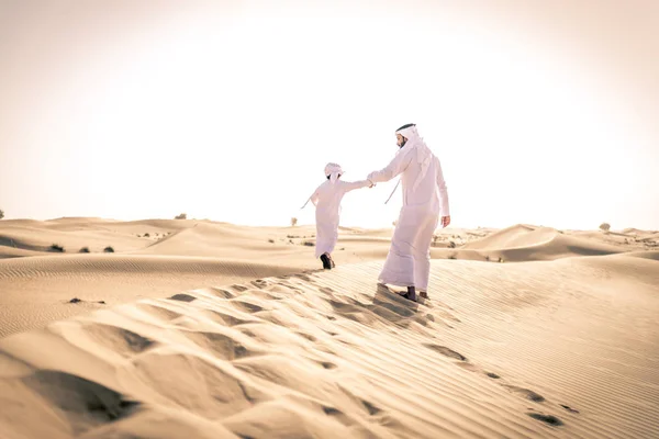 Famille Heureuse Jouant Dans Désert Dubaï Père Ludique Son Fils — Photo