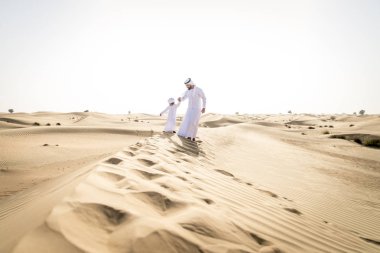 Mutlu aile oynak baba ve oğlu dışarıda eğleniyor Dubai desert - oynama