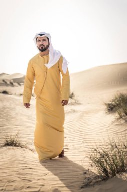 Dubai'de çöl geleneksel elbise ile Arap yakışıklı