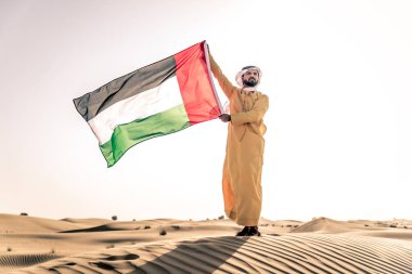 Dubai'de çöl geleneksel elbise ile Arap yakışıklı