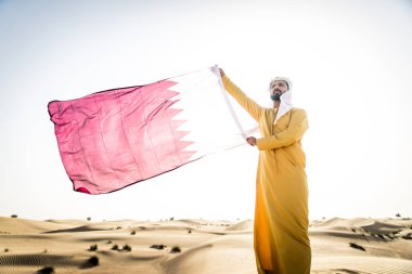 Dubai'de çöl geleneksel elbise ile Arap yakışıklı
