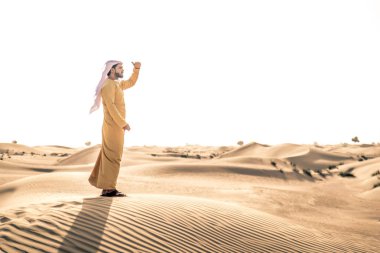 Dubai'de çöl geleneksel elbise ile Arap yakışıklı