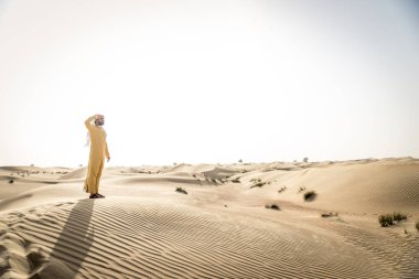 Dubai'de çöl geleneksel elbise ile Arap yakışıklı
