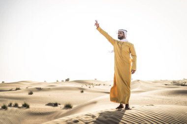 Dubai'de çöl geleneksel elbise ile Arap yakışıklı