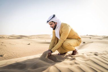 Dubai'de çöl geleneksel elbise ile Arap yakışıklı