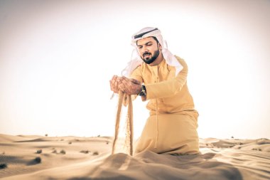 Dubai'de çöl geleneksel elbise ile Arap yakışıklı