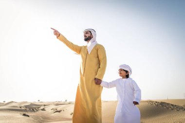 Mutlu aile oynak baba ve oğlu dışarıda eğleniyor Dubai desert - oynama