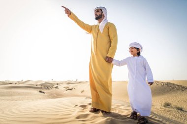 Mutlu aile oynak baba ve oğlu dışarıda eğleniyor Dubai desert - oynama