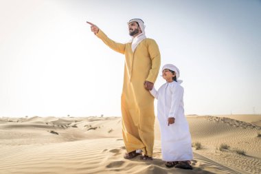 Mutlu aile oynak baba ve oğlu dışarıda eğleniyor Dubai desert - oynama