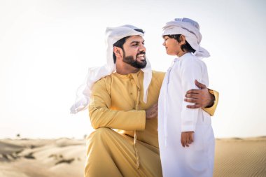 Mutlu aile oynak baba ve oğlu dışarıda eğleniyor Dubai desert - oynama