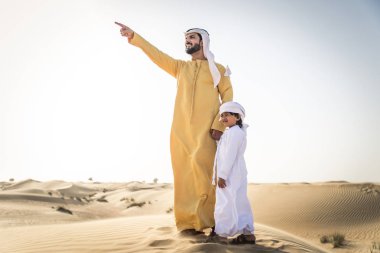 Mutlu aile oynak baba ve oğlu dışarıda eğleniyor Dubai desert - oynama