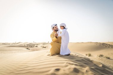 Mutlu aile oynak baba ve oğlu dışarıda eğleniyor Dubai desert - oynama