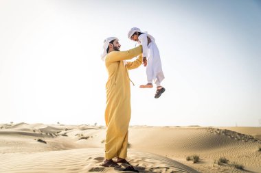 Mutlu aile oynak baba ve oğlu dışarıda eğleniyor Dubai desert - oynama