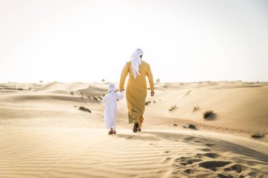 Mutlu aile oynak baba ve oğlu dışarıda eğleniyor Dubai desert - oynama