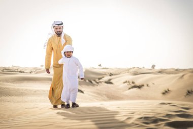 Mutlu aile oynak baba ve oğlu dışarıda eğleniyor Dubai desert - oynama