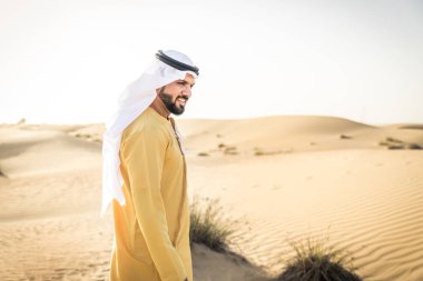 Dubai'de çöl geleneksel elbise ile Arap yakışıklı