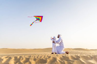 Mutlu aile oynak baba ve oğlu dışarıda eğleniyor Dubai desert - oynama