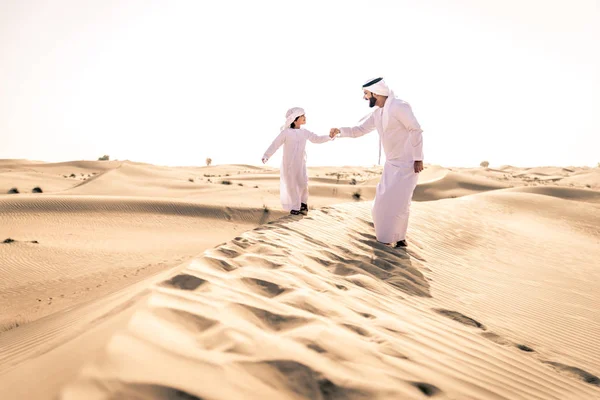 Spelen Woestijn Van Dubai Speelse Vader Zijn Zoon Buiten Plezier — Stockfoto