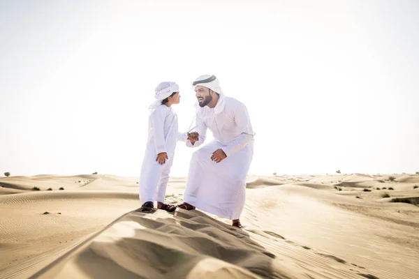 Famille Heureuse Jouant Dans Désert Dubaï Père Ludique Son Fils — Photo