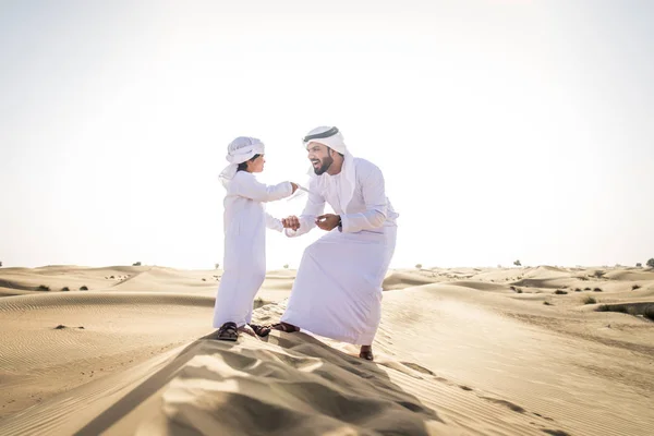 Spelen Woestijn Van Dubai Speelse Vader Zijn Zoon Buiten Plezier — Stockfoto