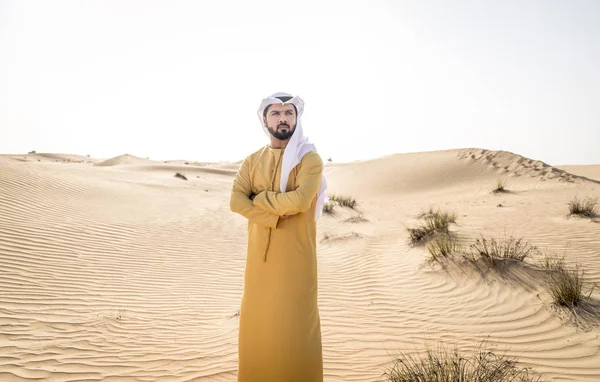 Schöner Arabischer Mann Mit Traditioneller Kleidung Der Wüste Von Dubai — Stockfoto