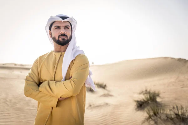 Dubai Çöl Geleneksel Elbise Ile Arap Yakışıklı — Stok fotoğraf