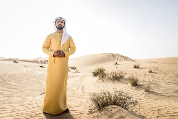 Schöner Arabischer Mann Mit Traditioneller Kleidung Der Wüste Von Dubai — Stockfoto