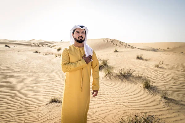 Bonito Homem Árabe Com Vestido Tradicional Deserto Dubai — Fotografia de Stock