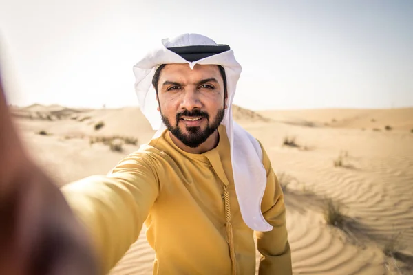 Bonito Homem Árabe Com Vestido Tradicional Deserto Dubai — Fotografia de Stock