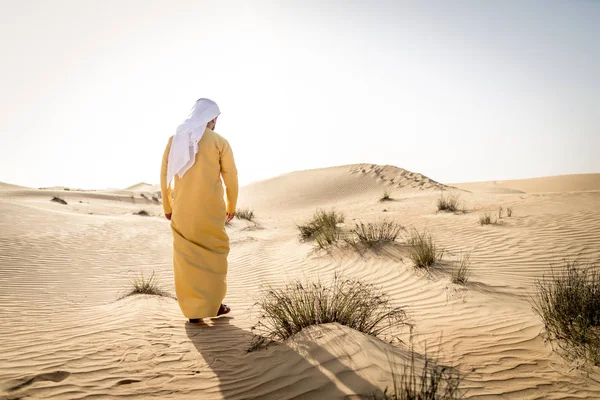 Bonito Homem Árabe Com Vestido Tradicional Deserto Dubai — Fotografia de Stock