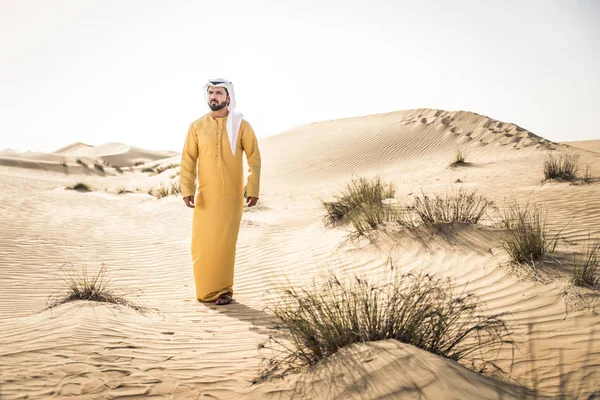 Bonito Homem Árabe Com Vestido Tradicional Deserto Dubai — Fotografia de Stock