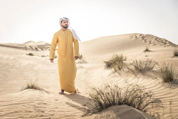 Bell Uomo Arabo Con Abito Tradizionale Nel Deserto Dubai — Foto Stock