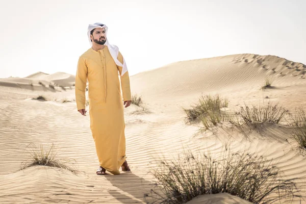 Bonito Homem Árabe Com Vestido Tradicional Deserto Dubai — Fotografia de Stock