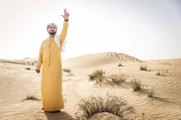 Schöner Arabischer Mann Mit Traditioneller Kleidung Der Wüste Von Dubai — Stockfoto