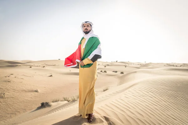 Bonito Homem Árabe Com Vestido Tradicional Deserto Dubai — Fotografia de Stock